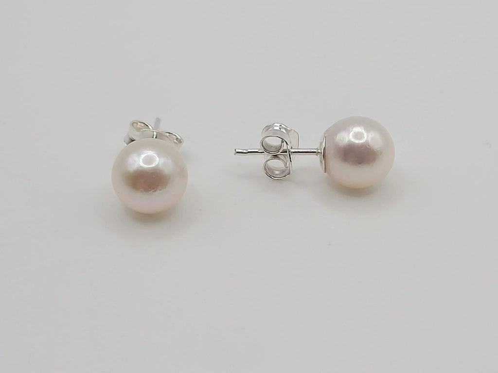 White Akoya pearl stud earrings 7-9mm — .925 sterling silver, Japan (Pinctada fucata)