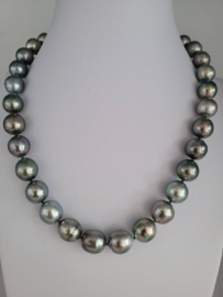 How to Choose the Perfect Tahitian Pearl Necklace for Your Skin Tone