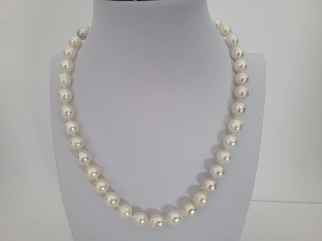South Sea Pearls White Color 8-9 mm, 18 Karat Solid Gold Clasp (Pinctada maxima) - The South Sea Pearl