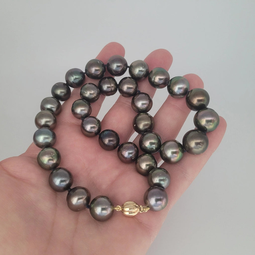 Black-green Tahitian pearl necklace 12-13mm on model — Pinctada margaritifera