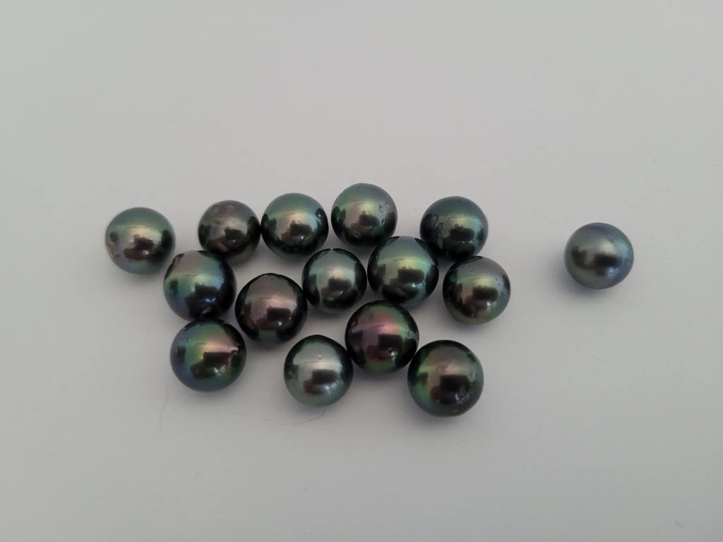 Peacock Tahitian pearls 9-10mm color close-up — green-purple overtone