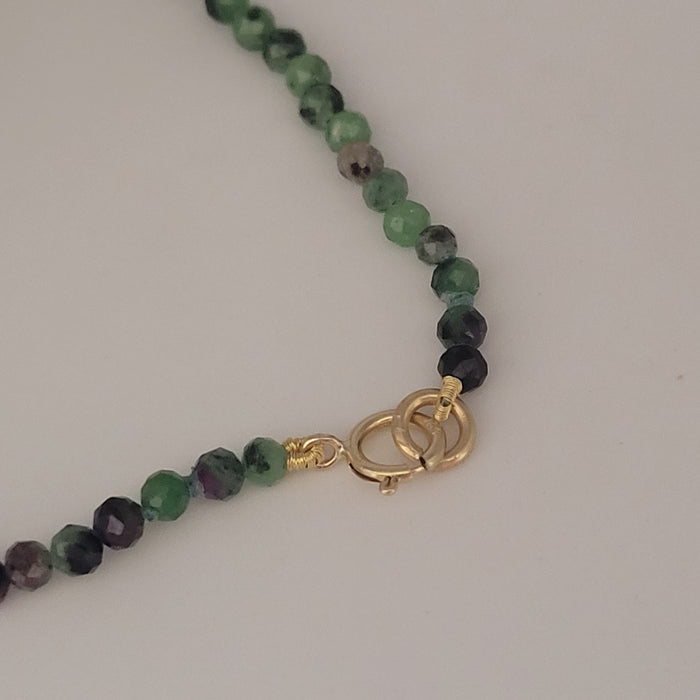 A Tahiti Pearl and Precious Stone Epidote Necklace 18K Yellow Gold solid