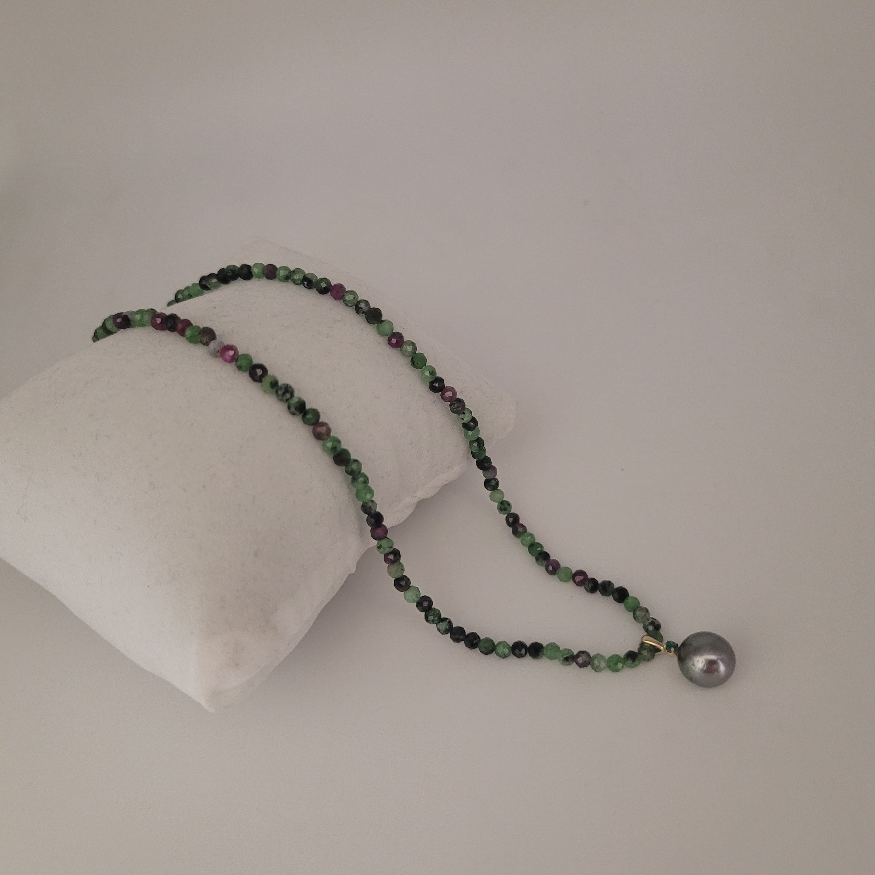 A Tahiti Pearl and Precious Stone Epidote Necklace 18K Yellow Gold solid