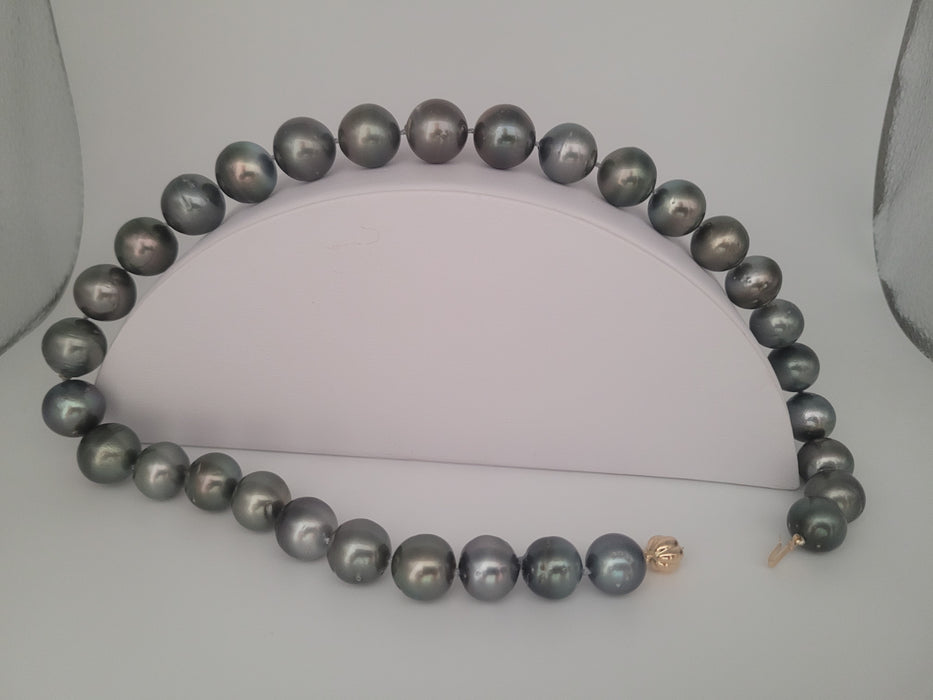 Perles de Tahiti 12-14 mm rondes de couleur foncée et fermoir en or 18 carats très brillant