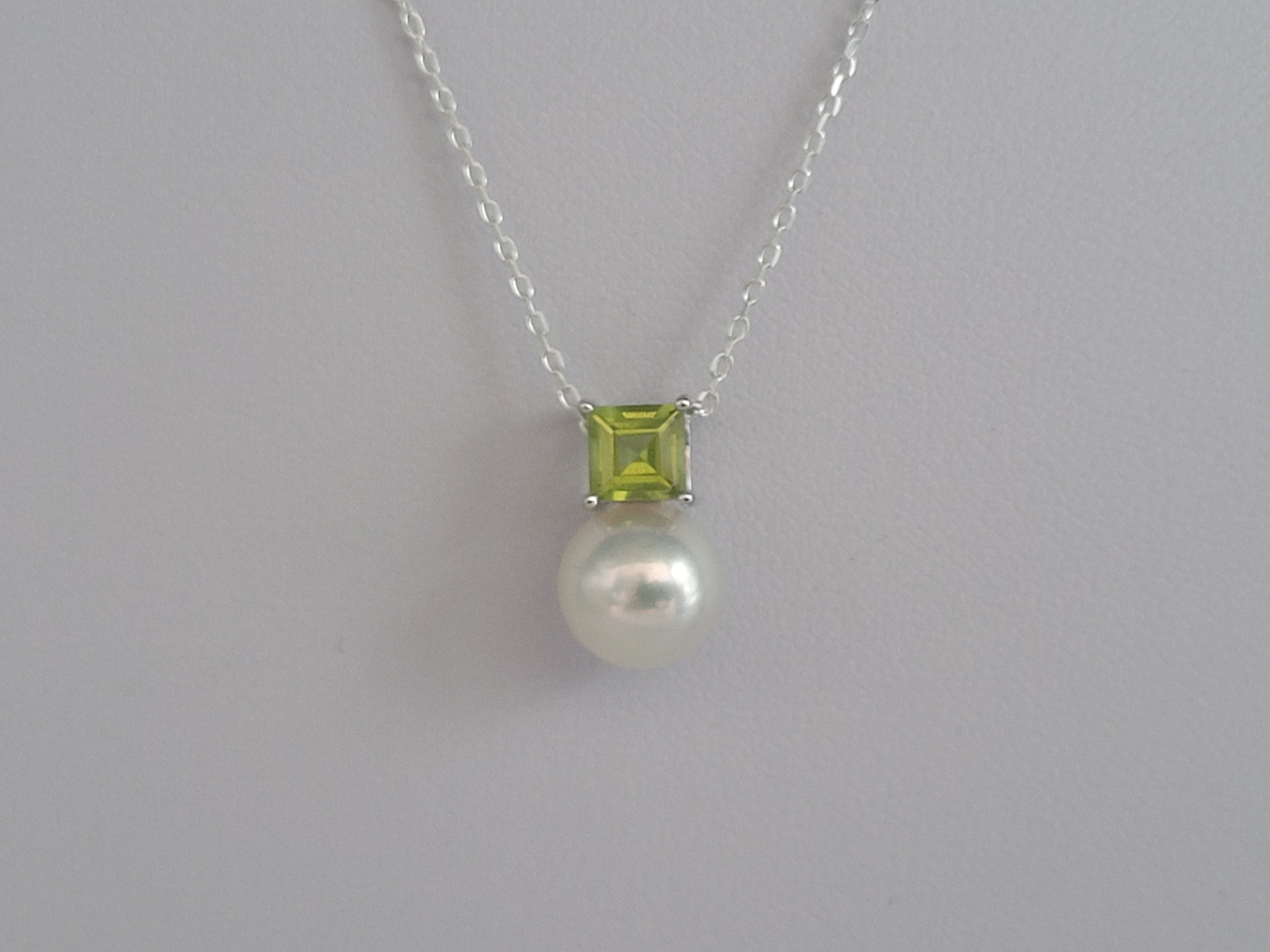 South Sea Pearl Precious Stone Peridot and 18K White Gold Pendant