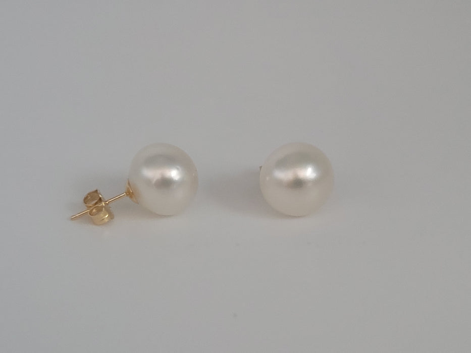 Boucles d'oreilles à tige en perles blanches des mers du Sud 10-11 mm, or massif 18 carats