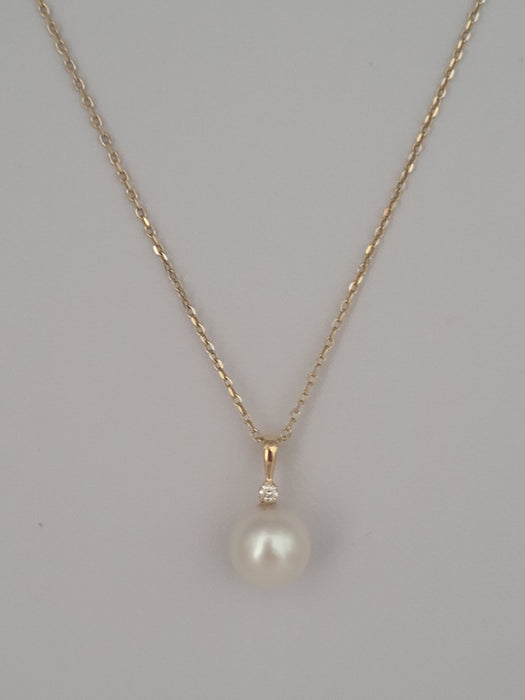 Collier pendentif composé d'une perle blanche des mers du Sud AAA, diamant et or jaune 18 carats