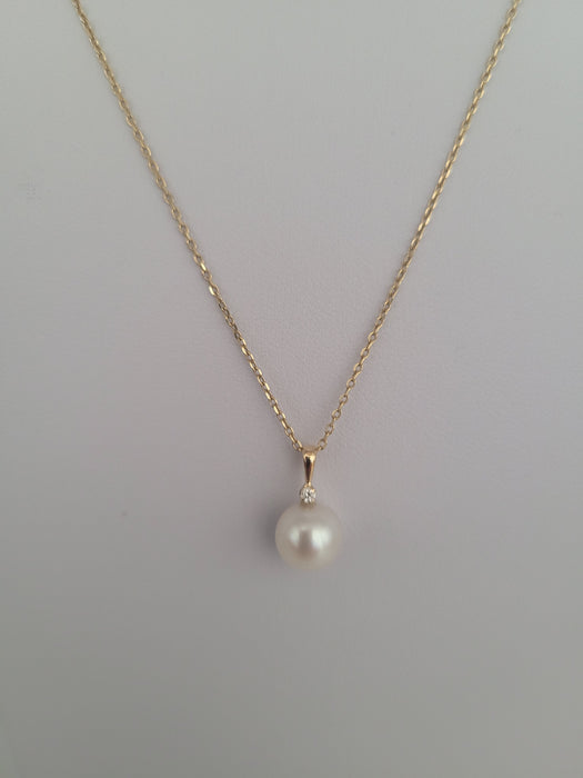 Collier pendentif composé d'une perle blanche des mers du Sud AAA, diamant et or jaune 18 carats