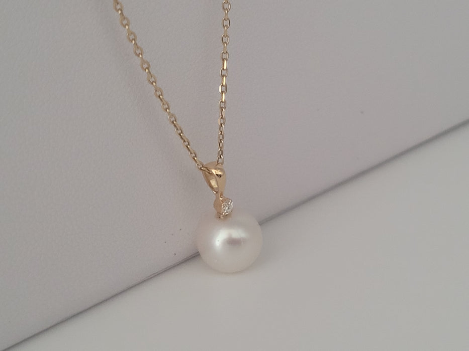Pendant Necklace of a White South Sea Pearl AAA, Diamond and 18K Yellow Gold