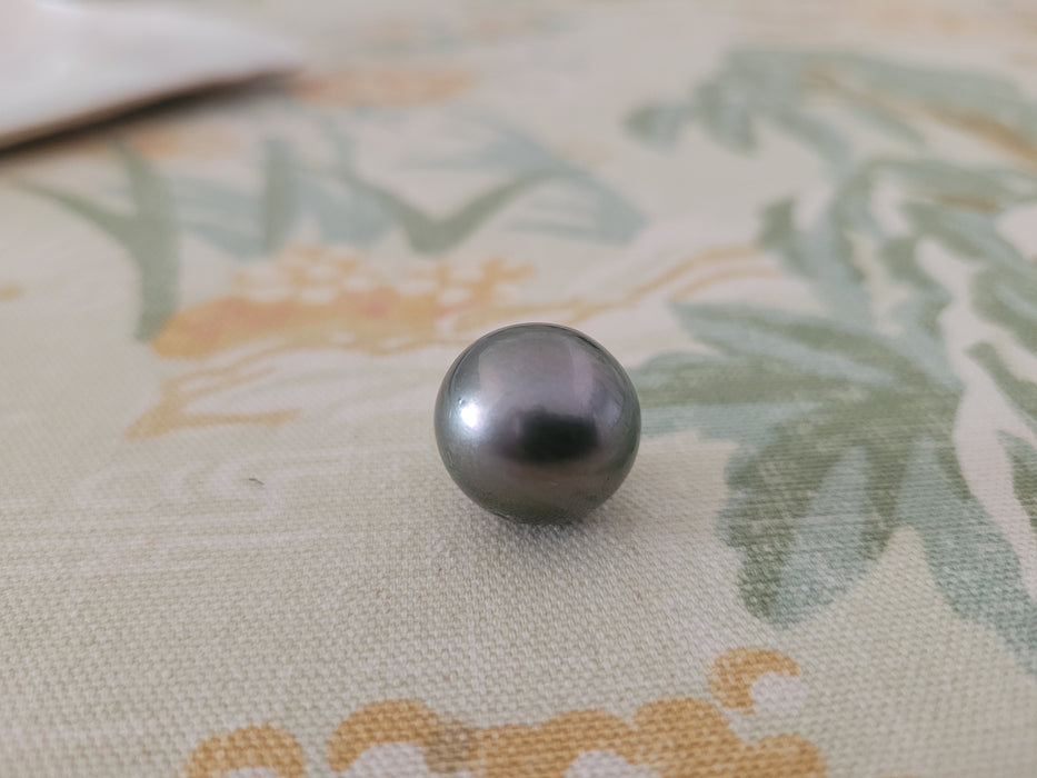Tahiti Pearl of large size 17 mm dark color semi-round shape