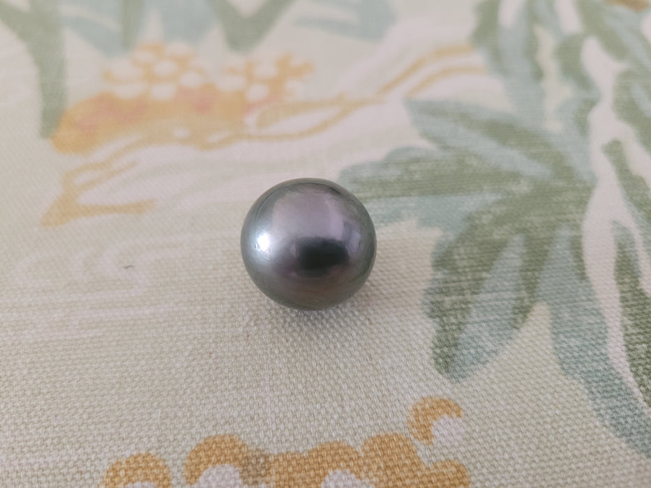 Perle de Tahiti de grande taille 17 mm de couleur foncée forme semi-ronde