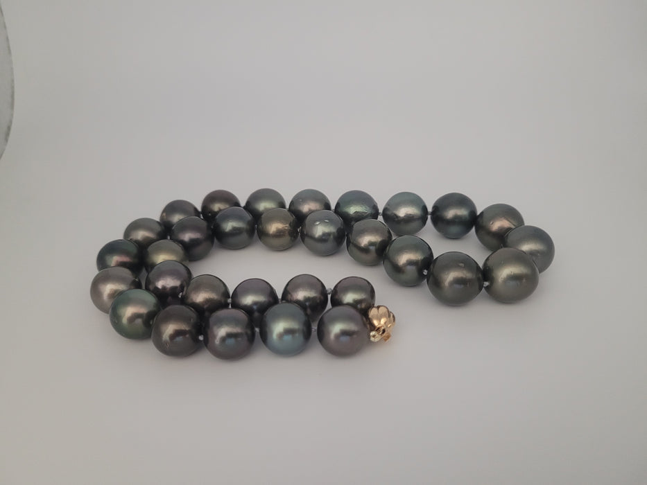 Collier de perles de Tahiti 12-15 mm rondes, couleur foncée, haute brillance, fermoir en or 18 carats