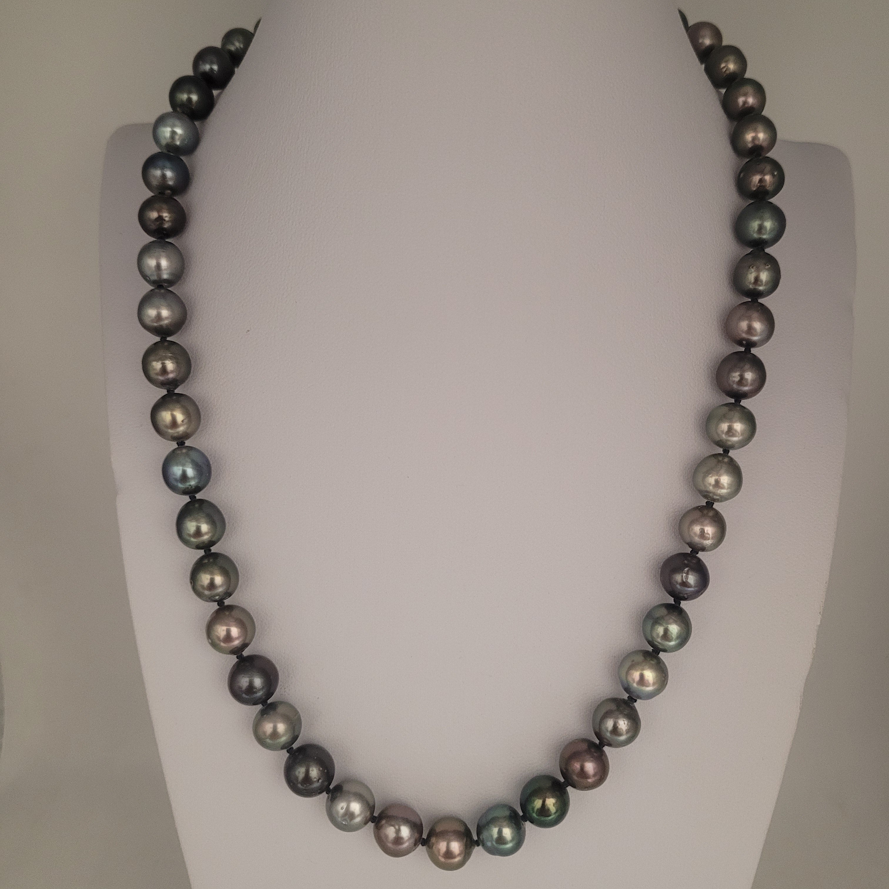Tahiti Pearls Necklace 8-9 mm Excellent Luster 18K Gold Clasp