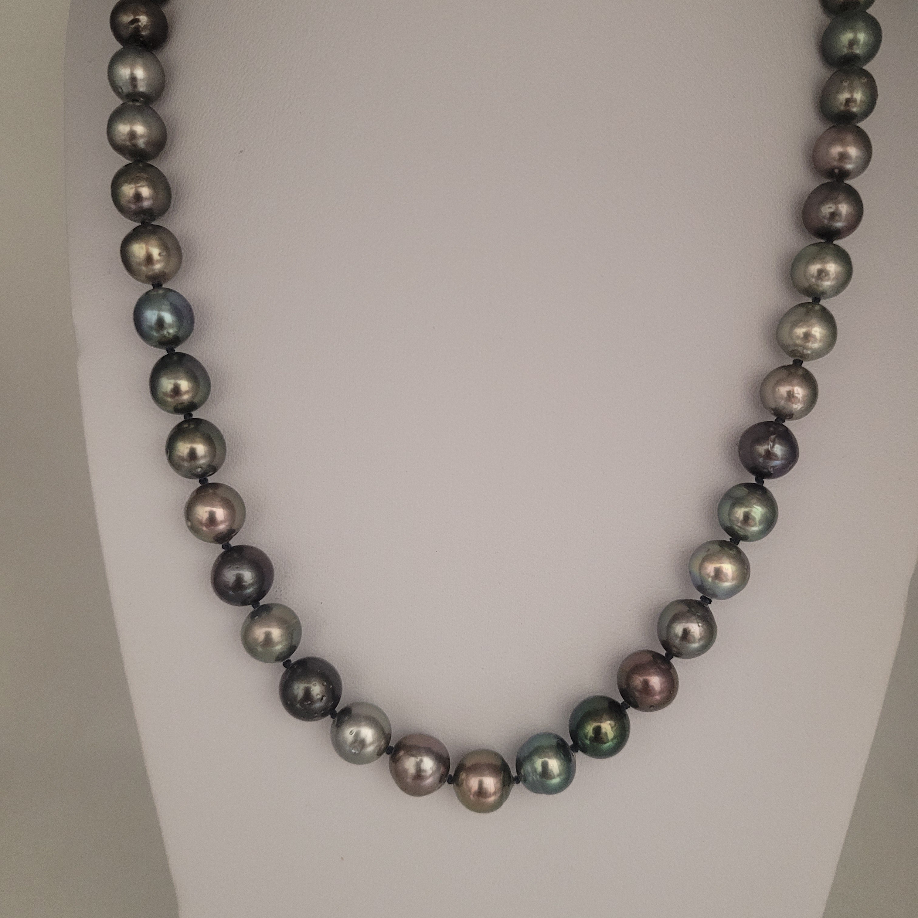 Tahiti Pearls Necklace 8-9 mm Excellent Luster 18K Gold Clasp