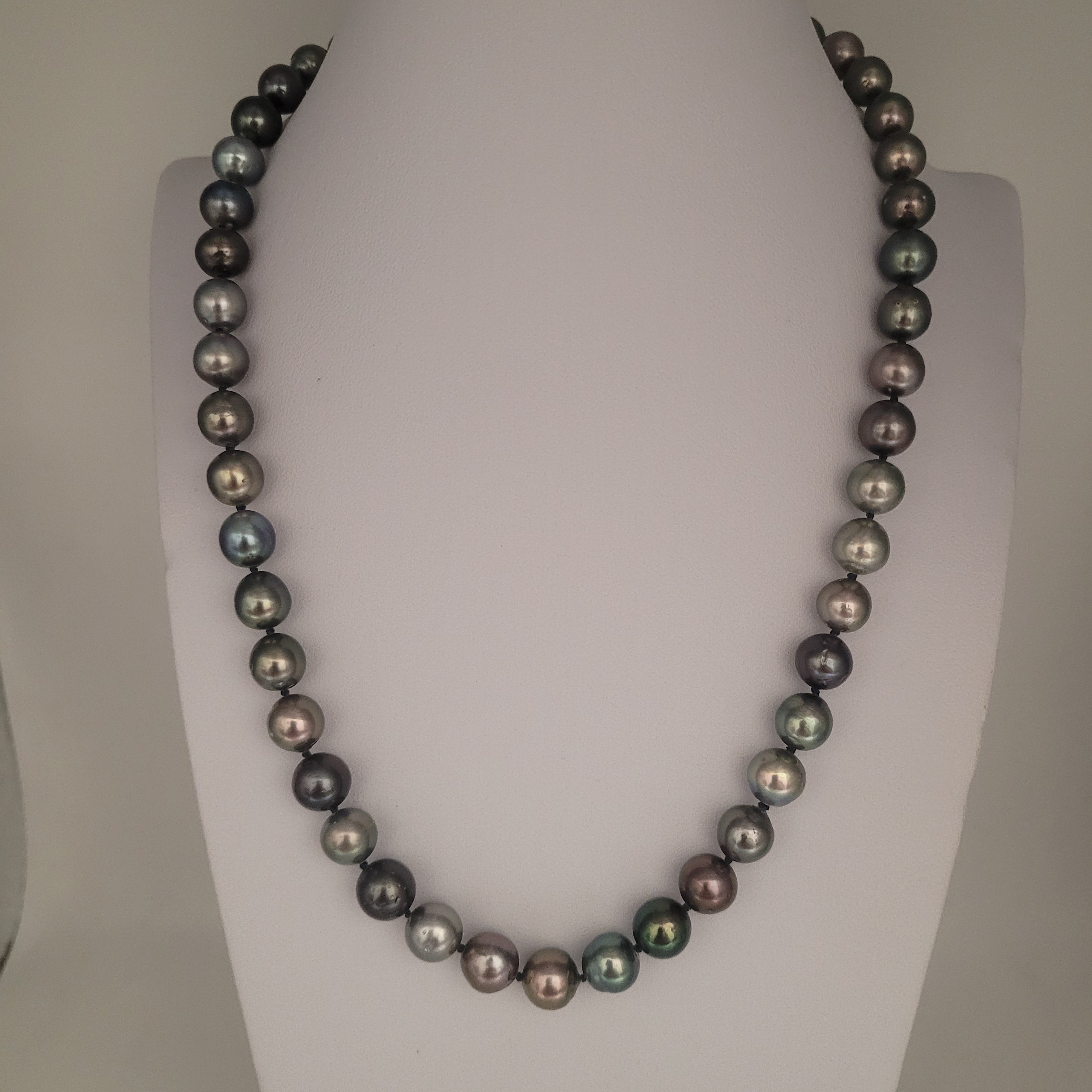 Tahiti Pearls Necklace 8-9 mm Excellent Luster 18K Gold Clasp