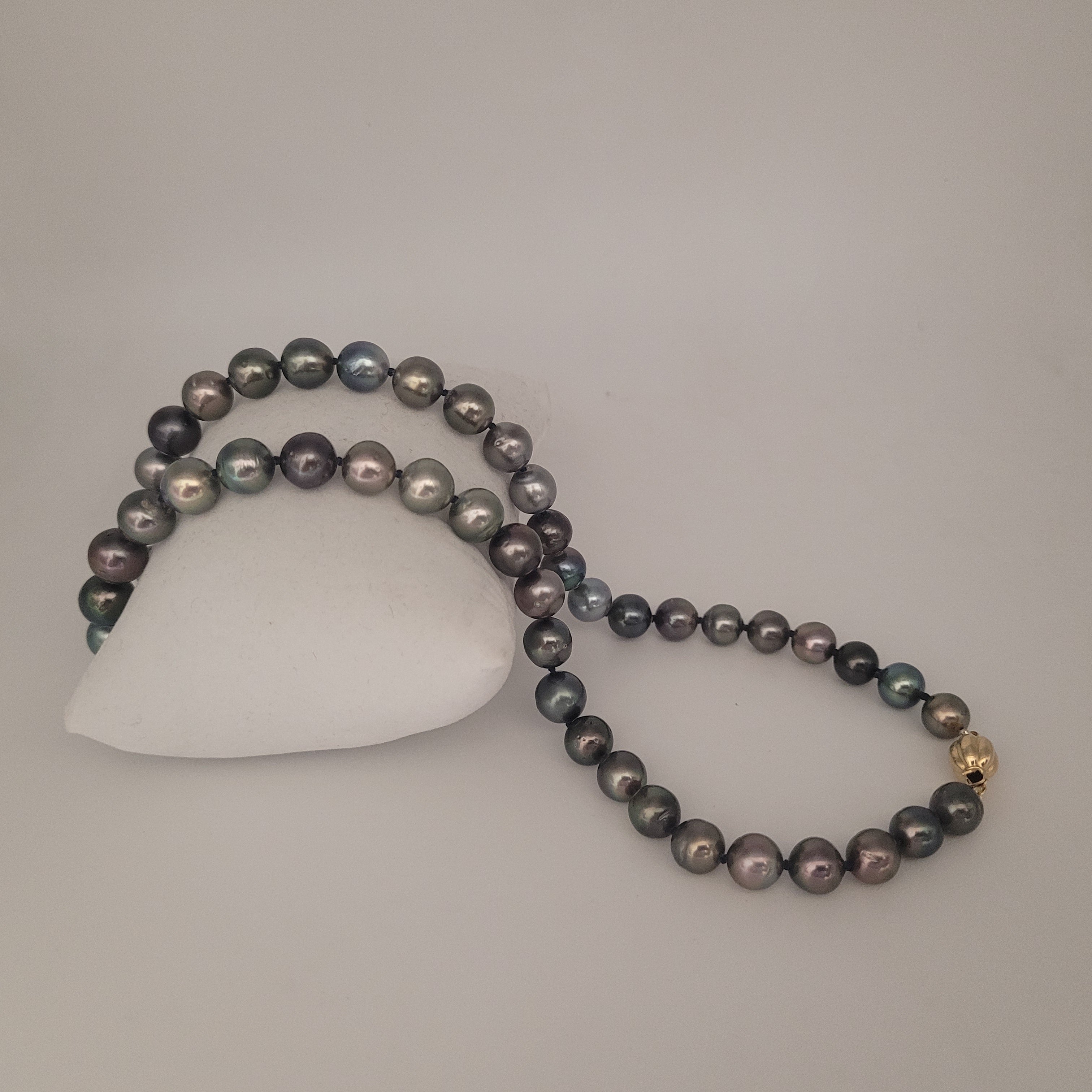 Tahiti Pearls Necklace 8-9 mm Excellent Luster 18K Gold Clasp