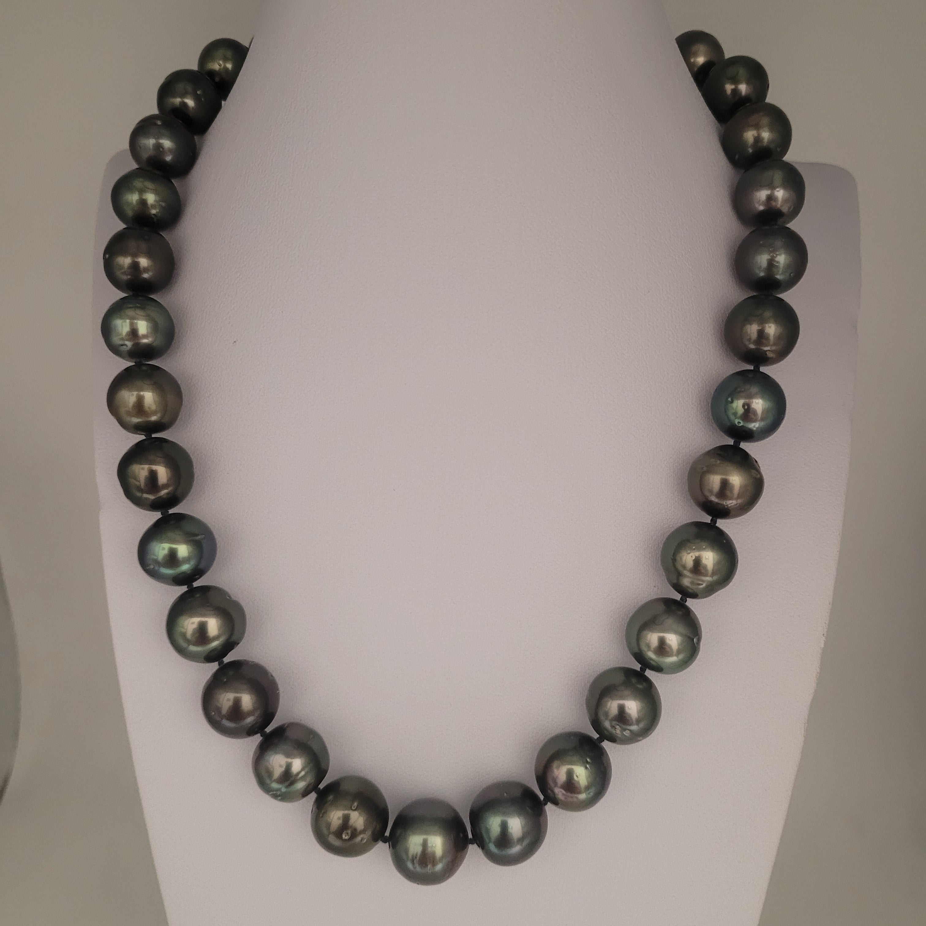 Tahiti Pearls Necklace 12-13 mm Excellent Luster 18K Gold Clasp