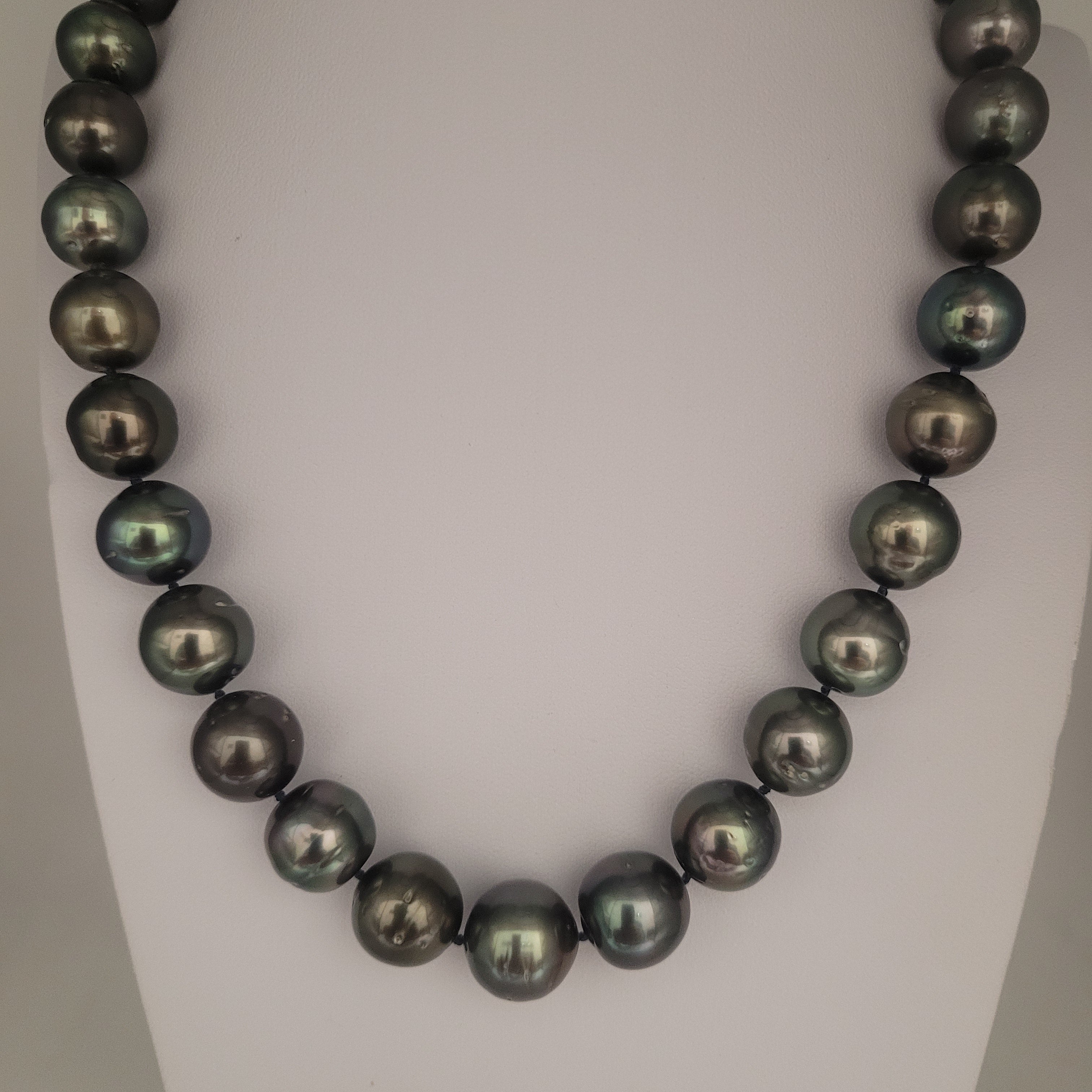 Tahiti Pearls Necklace 12-13 mm Excellent Luster 18K Gold Clasp