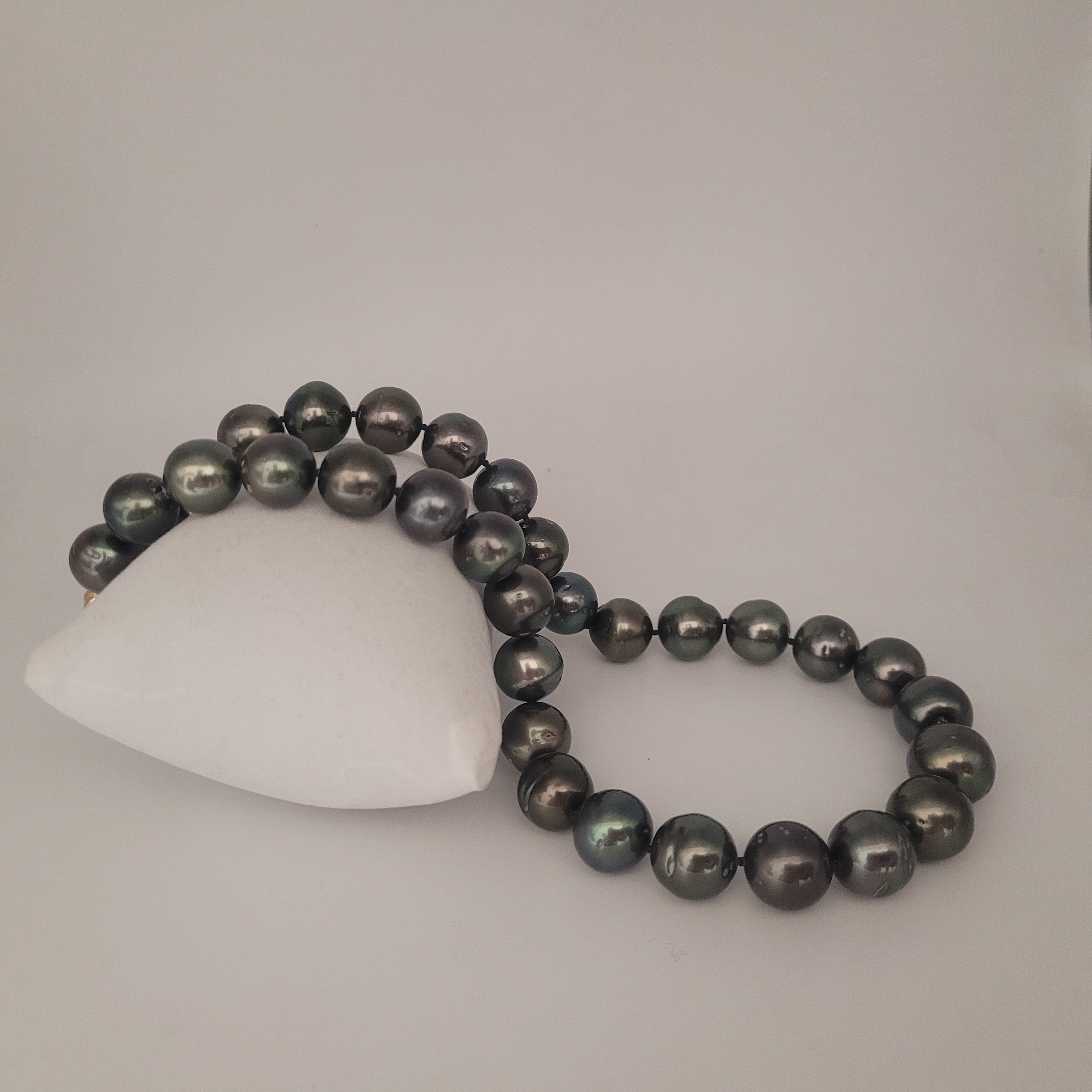 Tahiti Pearls Necklace 12-13 mm Excellent Luster 18K Gold Clasp