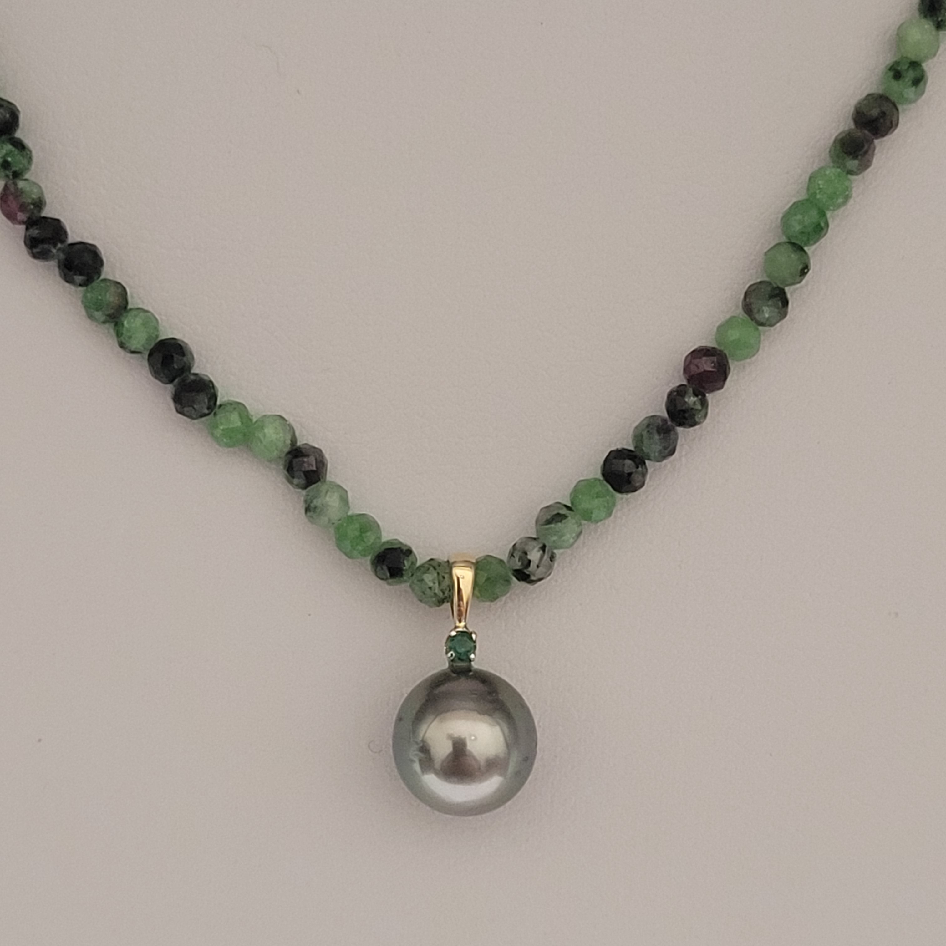 A Tahiti Pearl and Precious Stone Epidote Necklace 18K Yellow Gold solid