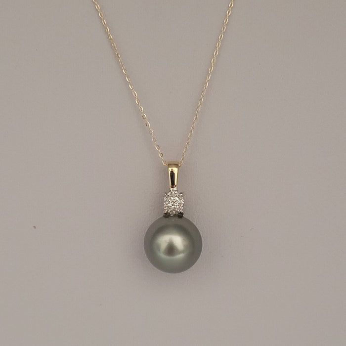 A Pendant made in 18K Yellow & White Gold, Tahiti Pearl and Diamond