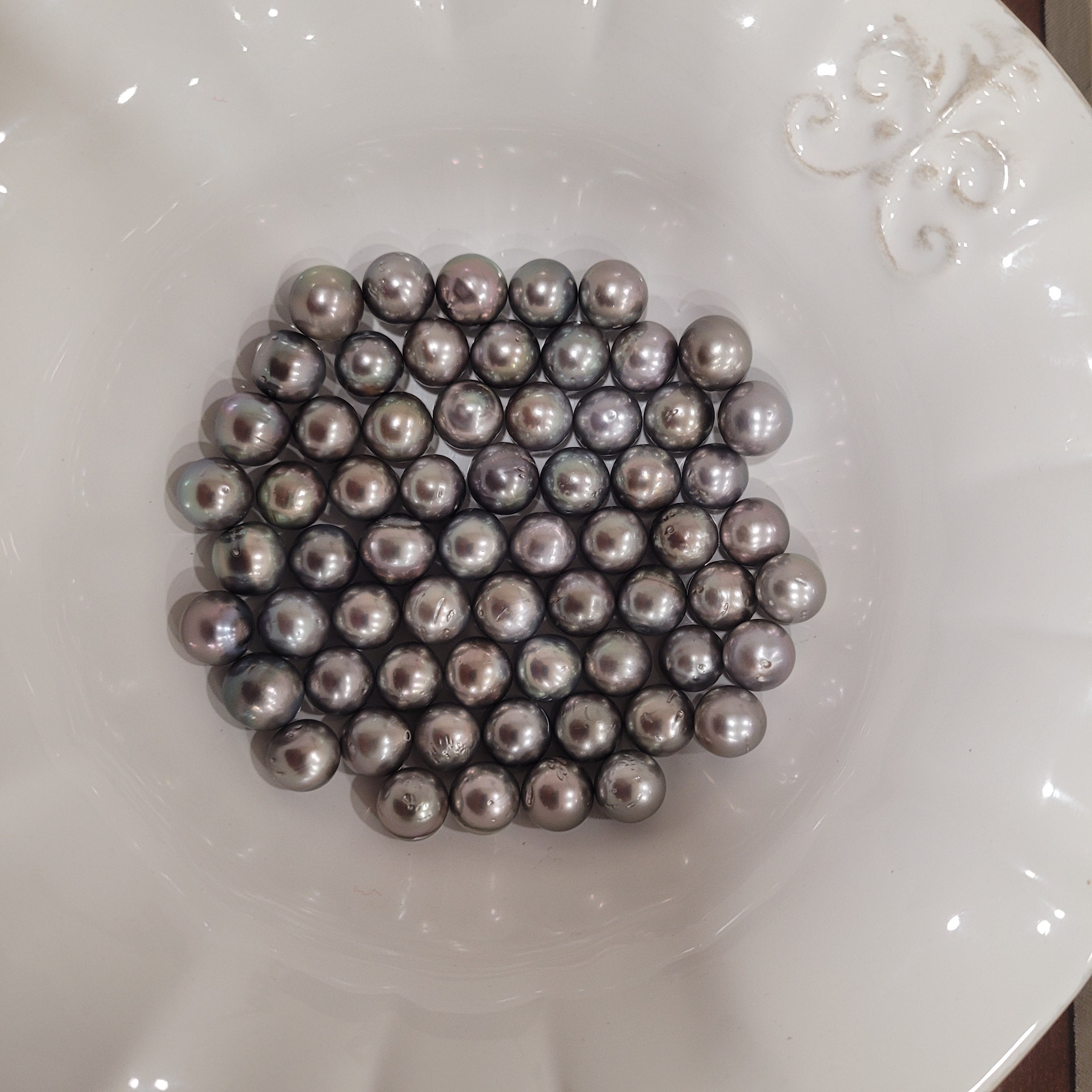 Tahiti Pearls 9-10 mm Silver Color Very High Luster