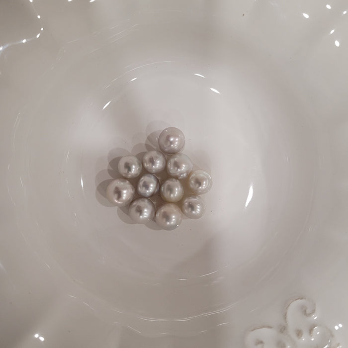 Tahiti Pearls Semiround AA+ High Luster Silver Light Color