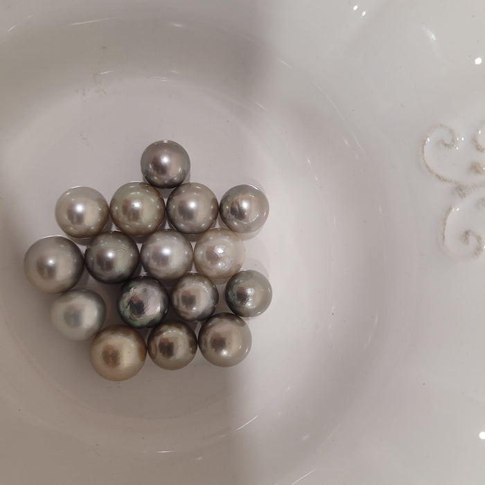 Tahiti Pearls 12-13 mm Light Natural Color Round Shape