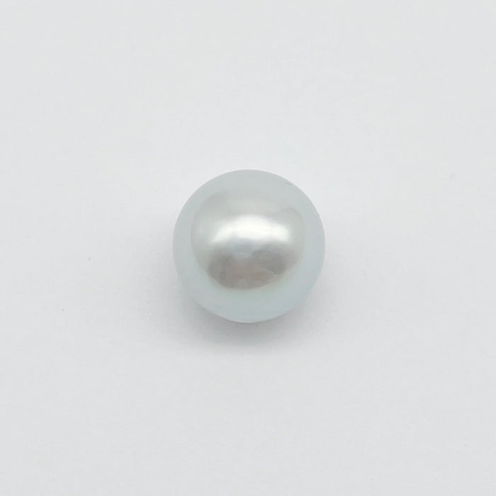 A Silver Color South Sea Pearl of 13.9 mm semir-round shap and high luster