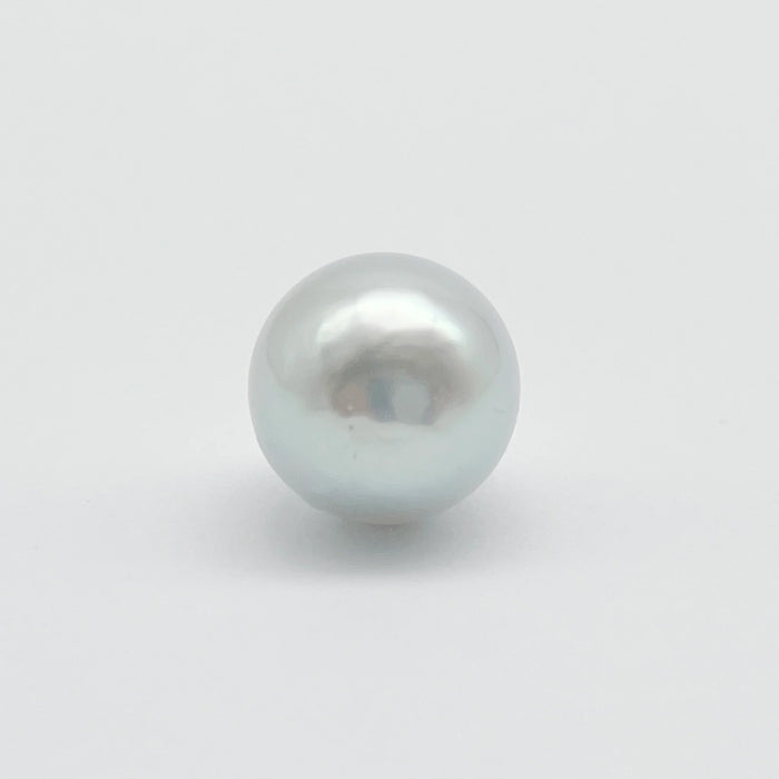 A Silver Color South Sea Pearl of 13.9 mm semir-round shap and high luster