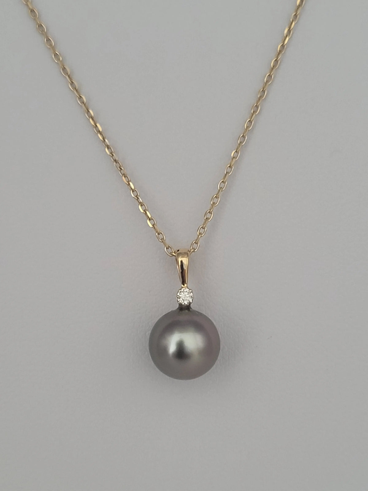Pendant-Necklace-of-a-Tahiti-
