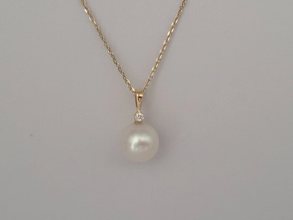 Pendant Necklace of a White South Sea Pearl AAA, Diamond and 18K Yellow Gold | The South Sea Pearl |  The South Sea Pearl