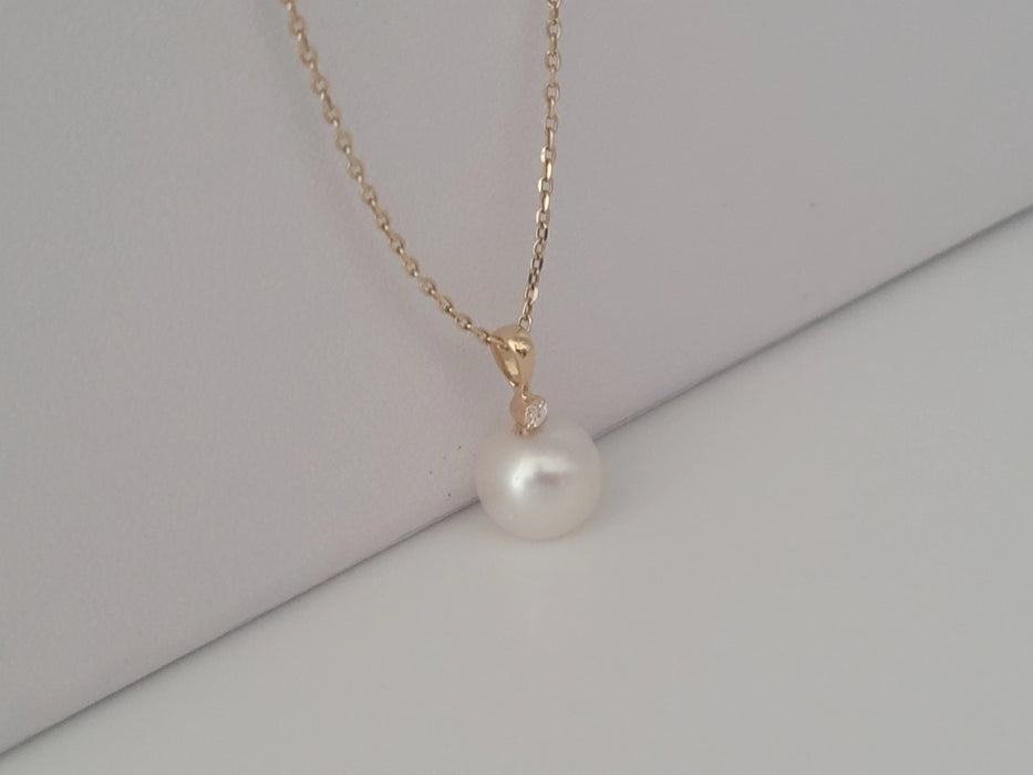 Pendant Necklace of a White South Sea Pearl AAA, Diamond and 18K Yellow Gold | The South Sea Pearl |  The South Sea Pearl