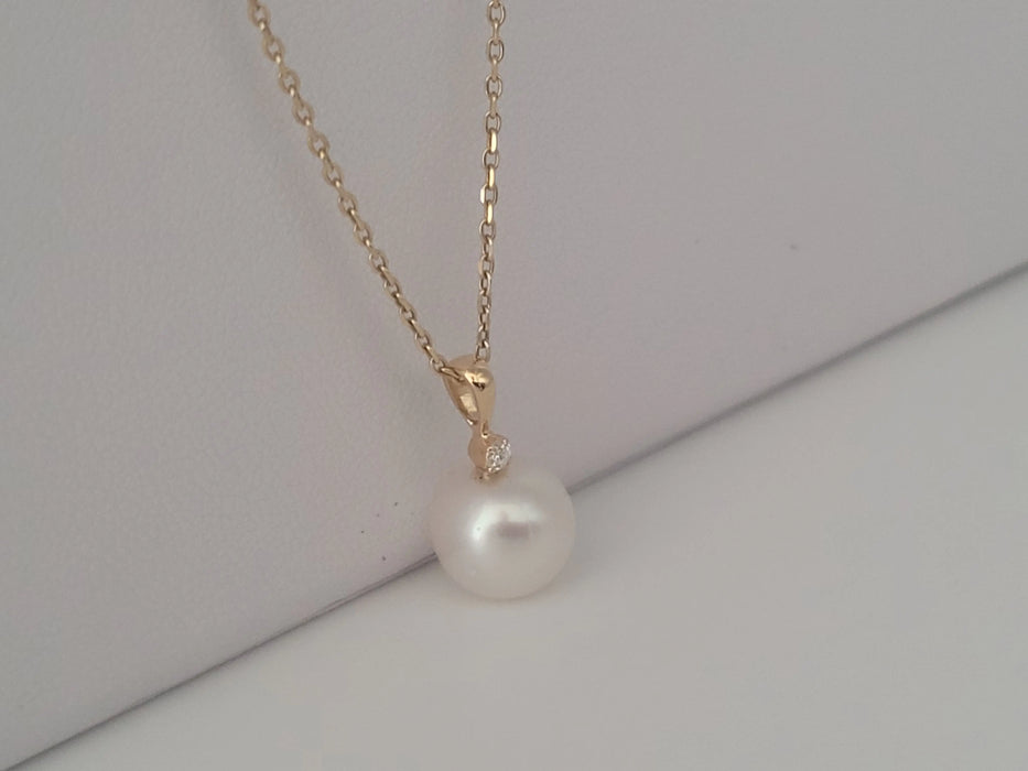 Pendant Necklace of a White South Sea Pearl AAA, Diamond and 18K Yellow Gold | The South Sea Pearl |  The South Sea Pearl