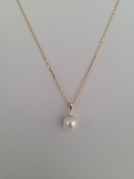 Pendant Necklace of a White South Sea Pearl AAA, Diamond and 18K Yellow Gold | The South Sea Pearl |  The South Sea Pearl