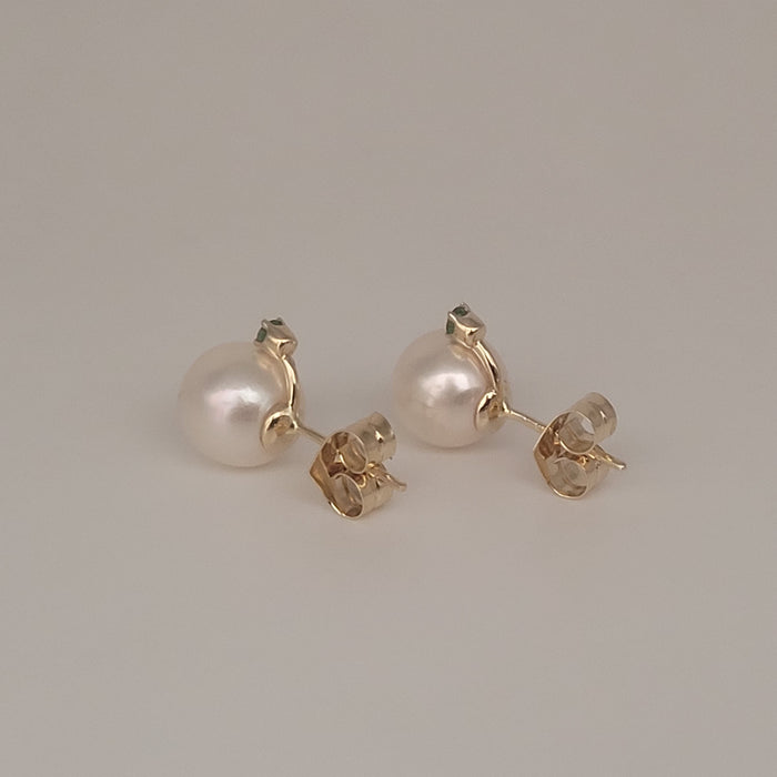 Akoya Cultured Pearl 8-8.5 mm AAA Yellow Gold 9K and Emeralds Precious Stones