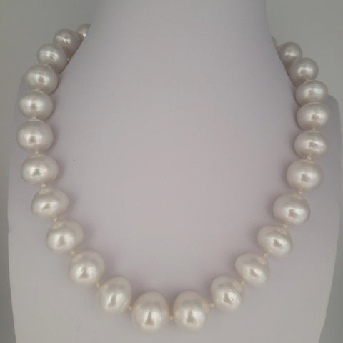 South Sea cultured pearl necklace 13-15mm in 18K Gold (Pinctada maxima) — The South Sea Pearl