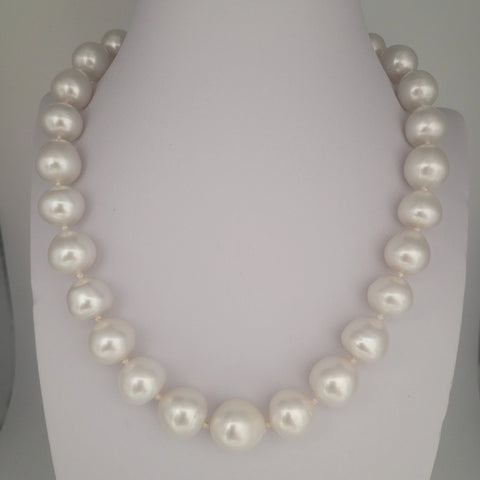 South Sea cultured pearl jewellery 13-15mm in 18K Gold (Pinctada maxima) — The South Sea Pearl