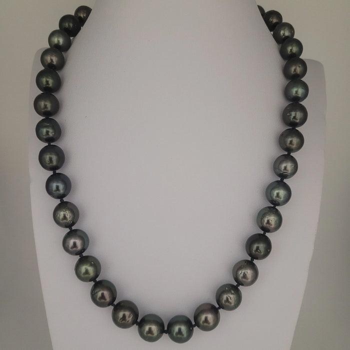 Tahiti Pearls Necklace 10-11 mm Black Color 18K Gold clasp | The South Sea Pearl |  The South Sea Pearl