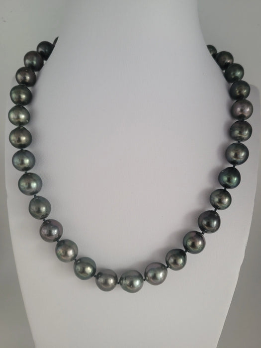 Tahiti Pearls of Dark Color and High Luster 10-11 mm |  The South Sea Pearl |  The South Sea Pearl
