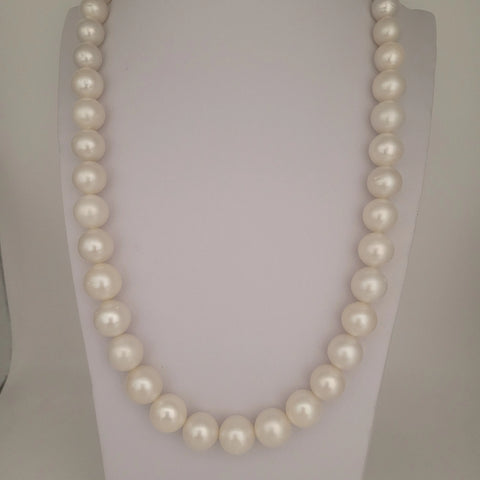 South Sea pearls necklace 10-12mm white round, 18K gold clasp (Pinctada maxima)