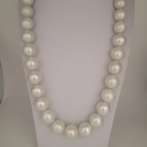 White South Sea pearl necklace 14-18mm round — 18K gold clasp (Pinctada maxima)