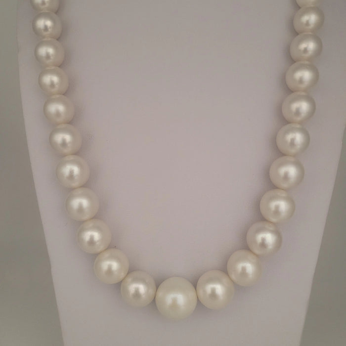 White South Sea Pearls Round 8-15 mm 18K Gold Clasp | The South Sea Pearl |  The South Sea Pearl