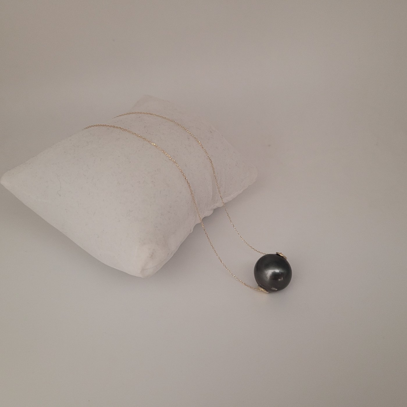 Tahitian Pearl Floating Pendant 13 mm, 18K Yellow Gold