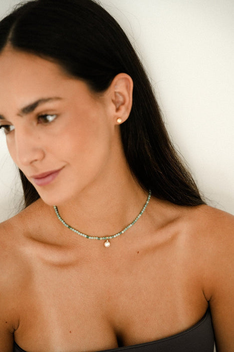 Collar Perla Cultivada Akoya, Diamante y Esmeraldas, Cierro Oro 18K - MIMUKA