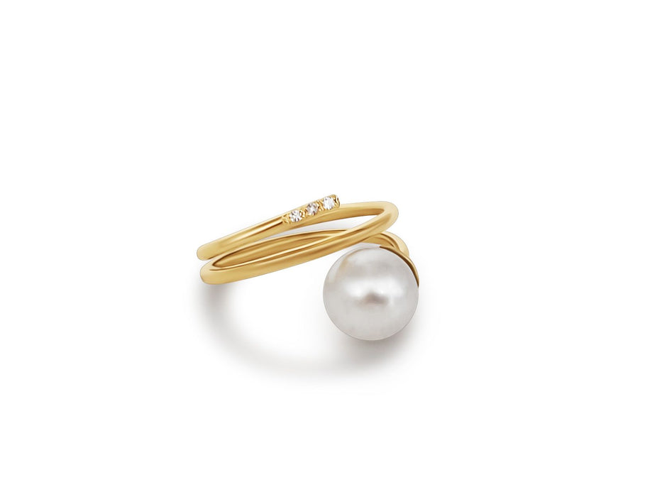 Une bague en perles des mers du Sud, diamants et or massif 18 carats