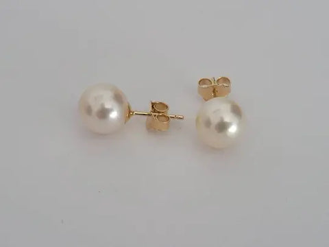 White Akoya pearl stud earrings 7.5-9mm round — 18K solid gold, Japan (Pinctada fucata)