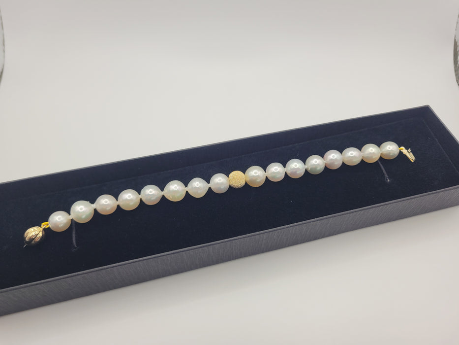 A South Sea Pearl Bracelet 9 mm and 18 Karat Solid Gold -  The South Sea Pearl