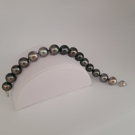 Tahiti Pearls Bracelet, Natural Color and High Luster, 18 Karats White Gold Clasp |  The South Sea Pearl |  The South Sea Pearl