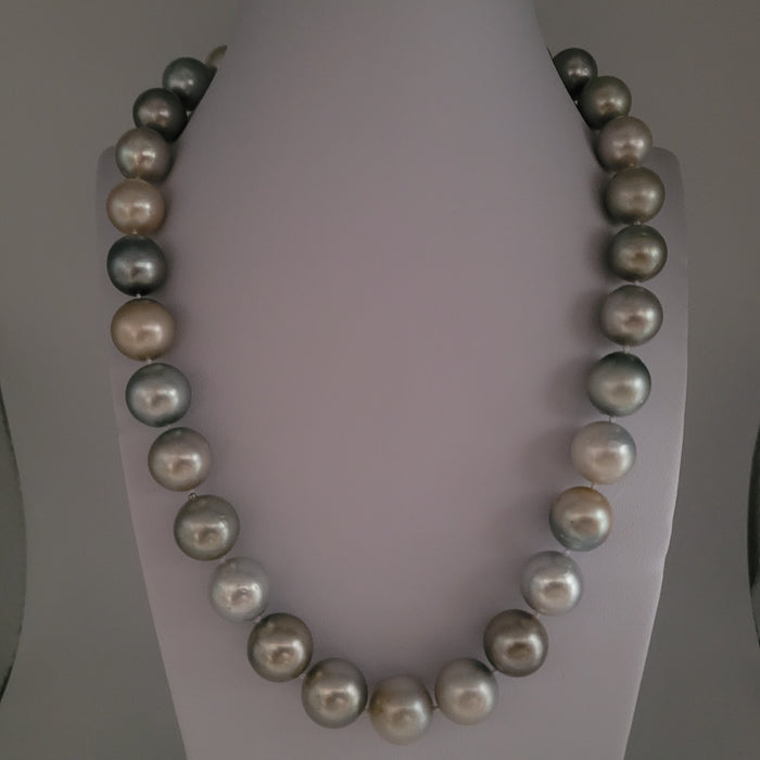 Tahiti Pearls Necklace 12,40-14,70 mm Round, Natural Color, 18 Karat Solid Gold Clasp |  The South Sea Pearl |  The South Sea Pearl